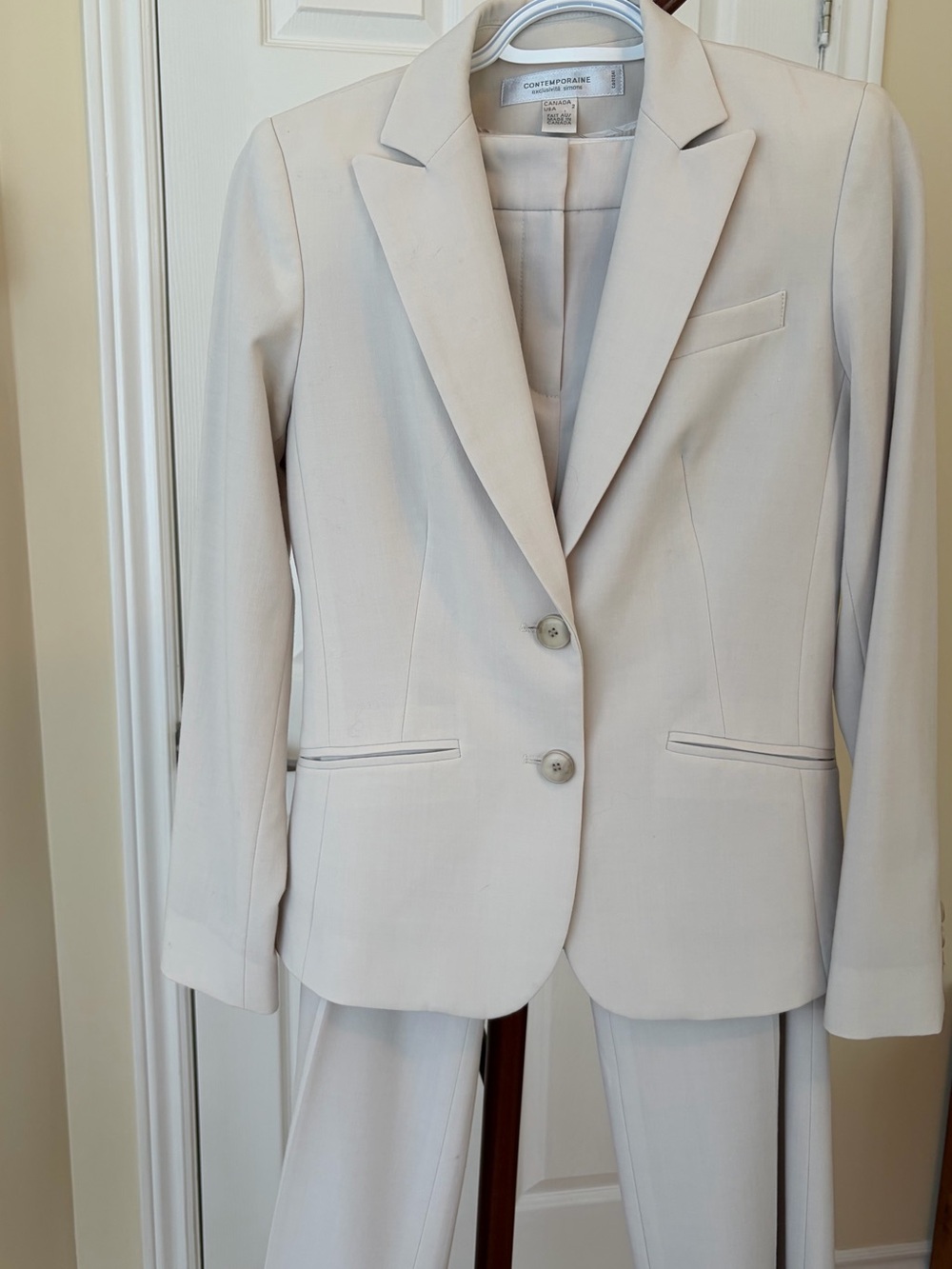 Two pieces Ivory Women's Suit Jacket - Elegant Tailored Blazer and pants